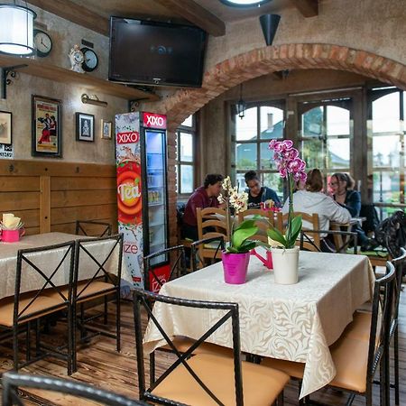 Clock Cafe Pizzeria Es Panzio Hotell Hajdúszoboszló Eksteriør bilde