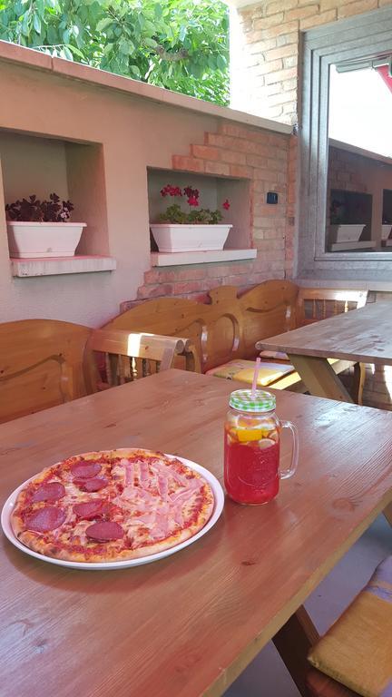 Clock Cafe Pizzeria Es Panzio Hotell Hajdúszoboszló Eksteriør bilde