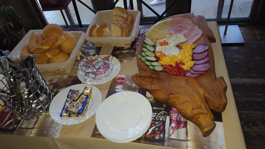 Clock Cafe Pizzeria Es Panzio Hotell Hajdúszoboszló Eksteriør bilde