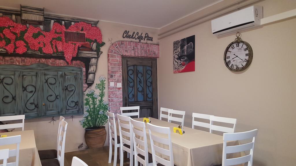 Clock Cafe Pizzeria Es Panzio Hotell Hajdúszoboszló Eksteriør bilde