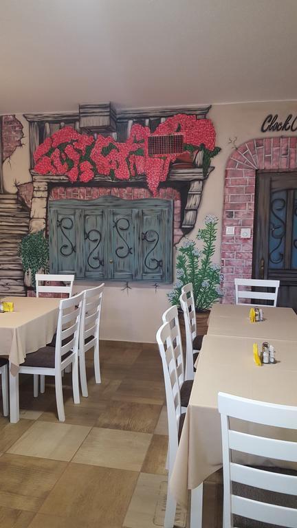 Clock Cafe Pizzeria Es Panzio Hotell Hajdúszoboszló Eksteriør bilde