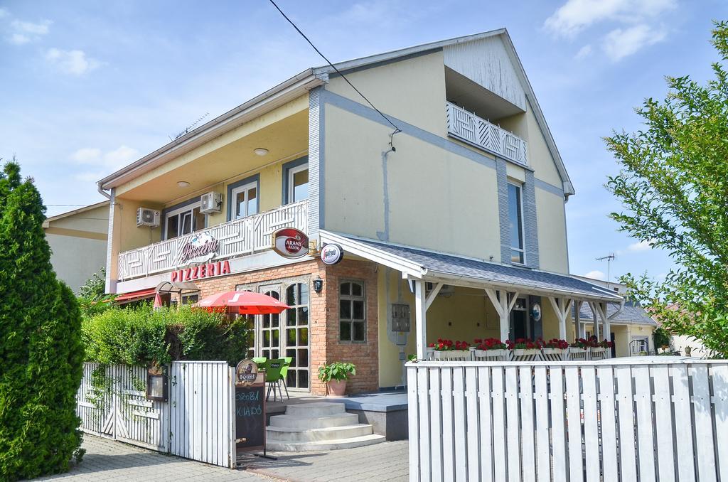 Clock Cafe Pizzeria Es Panzio Hotell Hajdúszoboszló Eksteriør bilde