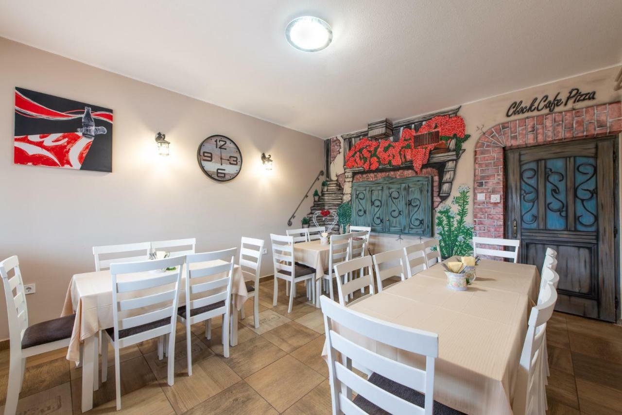 Clock Cafe Pizzeria Es Panzio Hotell Hajdúszoboszló Eksteriør bilde