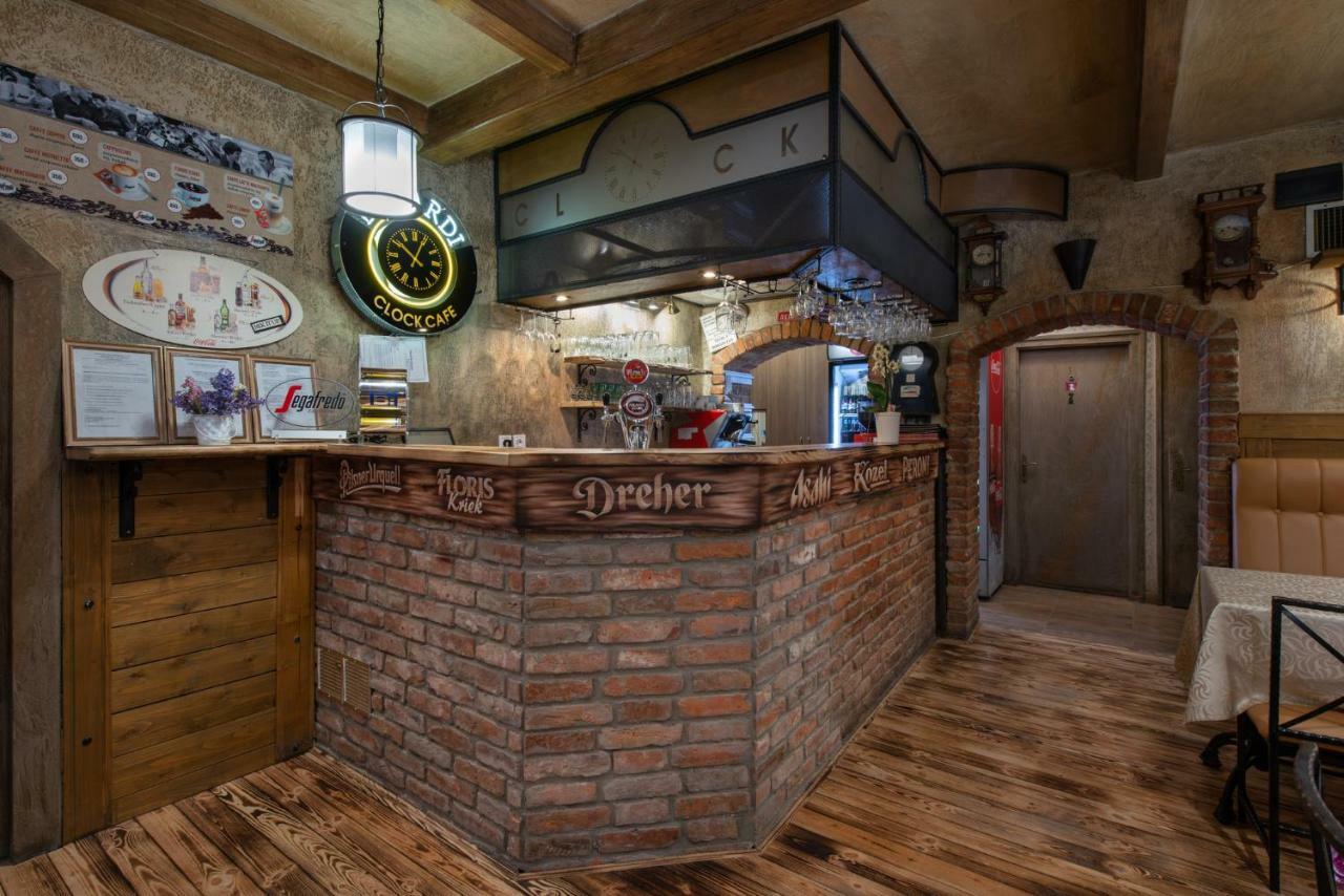 Clock Cafe Pizzeria Es Panzio Hotell Hajdúszoboszló Eksteriør bilde