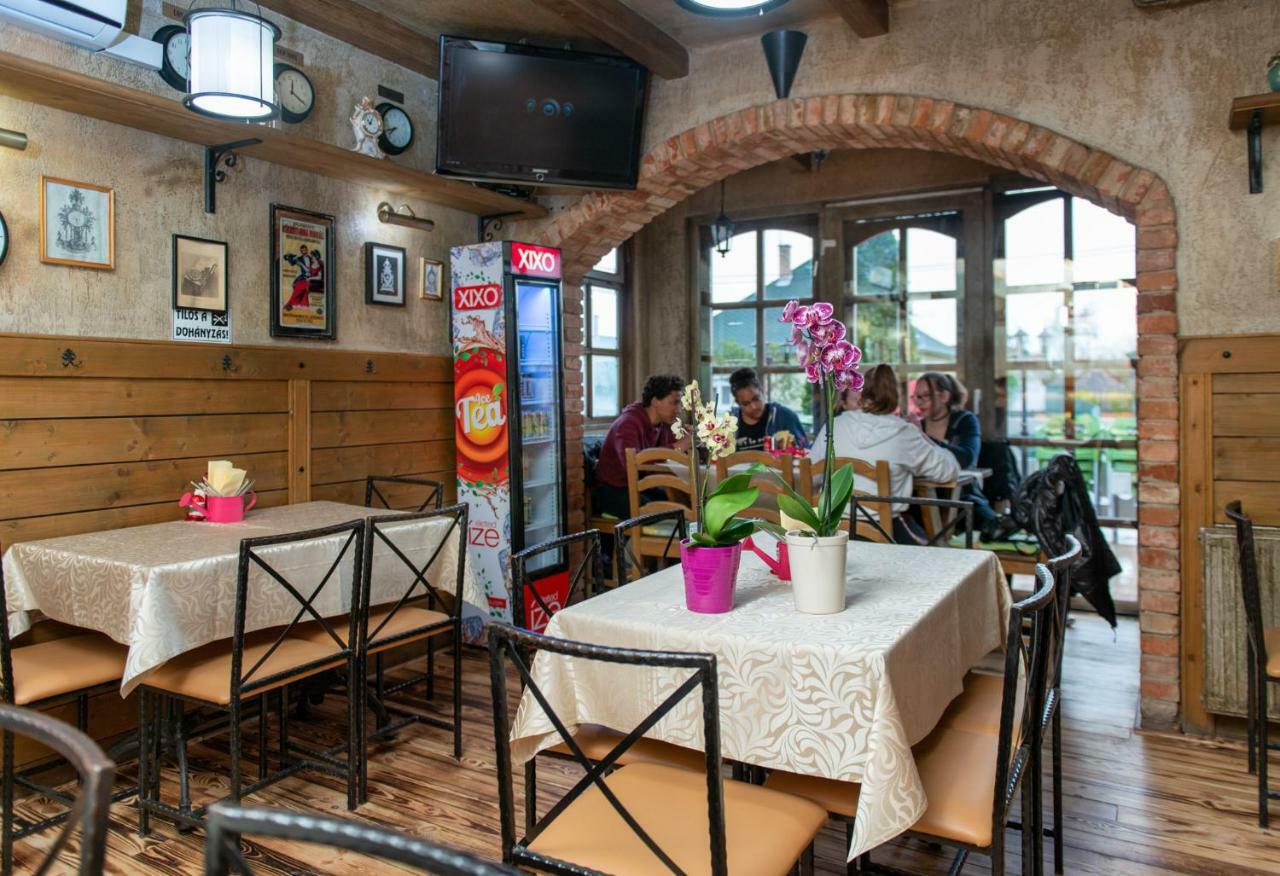 Clock Cafe Pizzeria Es Panzio Hotell Hajdúszoboszló Eksteriør bilde